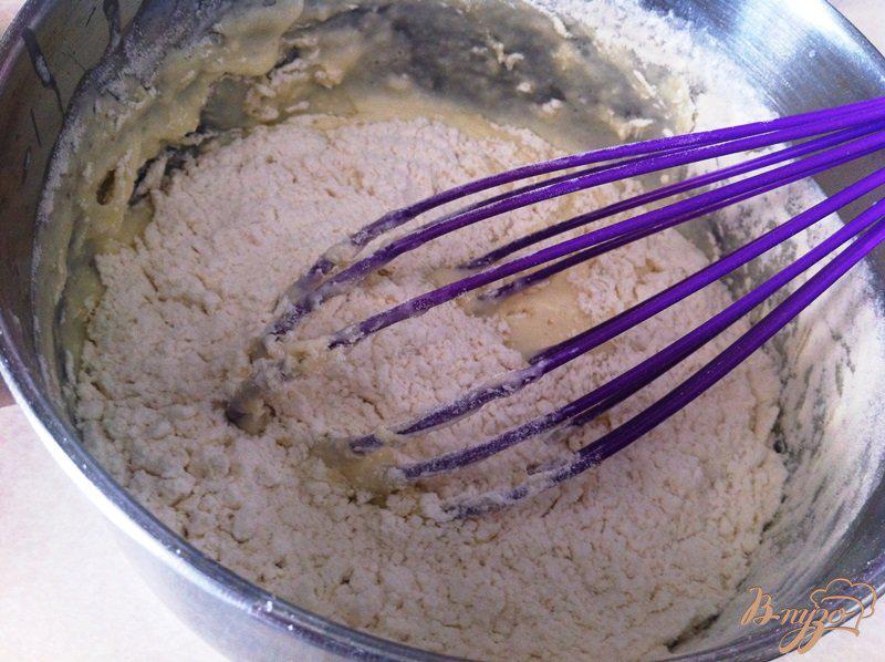 Фото приготовление рецепта: Пышные оладьи с сахарной пудрой шаг №2