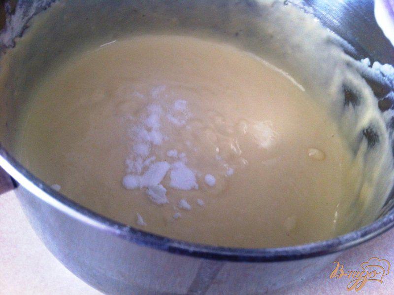 Фото приготовление рецепта: Пышные оладьи с сахарной пудрой шаг №3