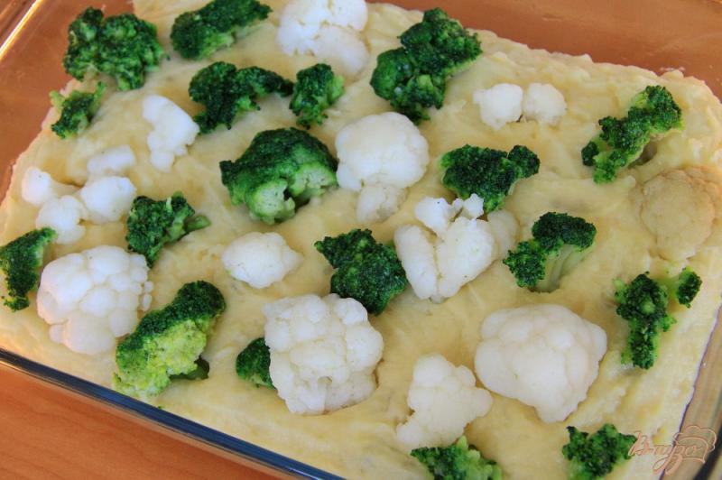 Фото приготовление рецепта: Картофельная запеканка с грибами, брокколи и цветной капустой шаг №8