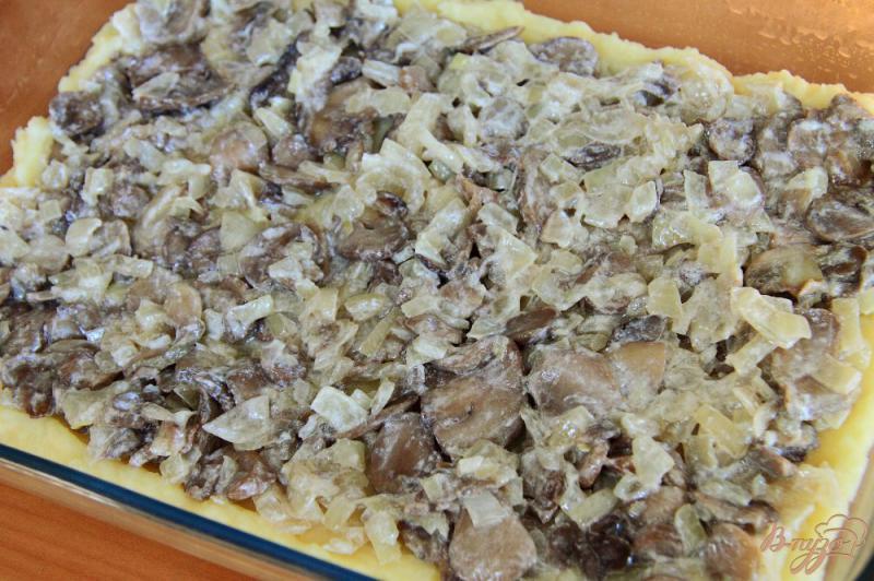 Фото приготовление рецепта: Картофельная запеканка с грибами, брокколи и цветной капустой шаг №7