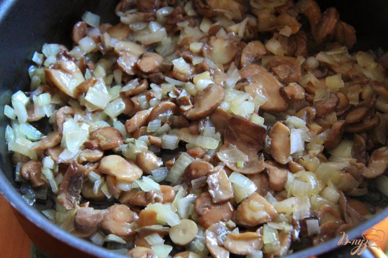 Фото приготовление рецепта: Картофельная запеканка с грибами, брокколи и цветной капустой шаг №3