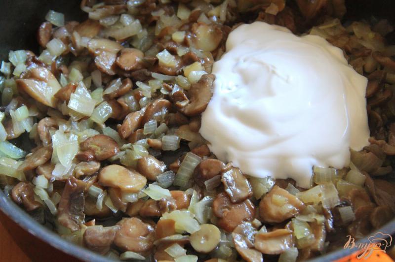 Фото приготовление рецепта: Картофельная запеканка с грибами, брокколи и цветной капустой шаг №4