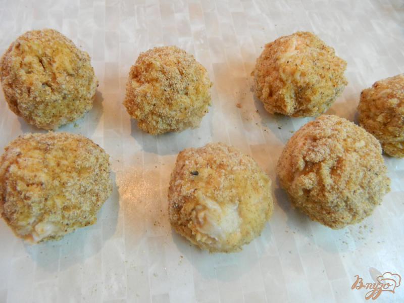 Фото приготовление рецепта: Рыбные шарики с сыром шаг №5
