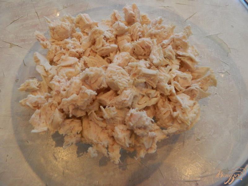 Фото приготовление рецепта: Салат из куриного филе, грибов и сыра шаг №2