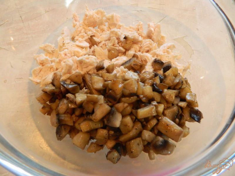 Фото приготовление рецепта: Салат из куриного филе, грибов и сыра шаг №4