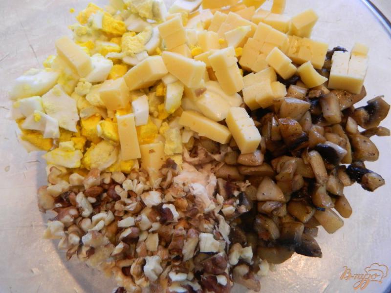 Фото приготовление рецепта: Салат из куриного филе, грибов и сыра шаг №6
