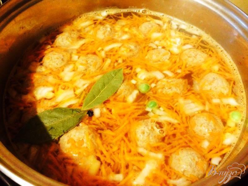 Фото приготовление рецепта: Суп с фрикадельками  и рисом для деток шаг №7