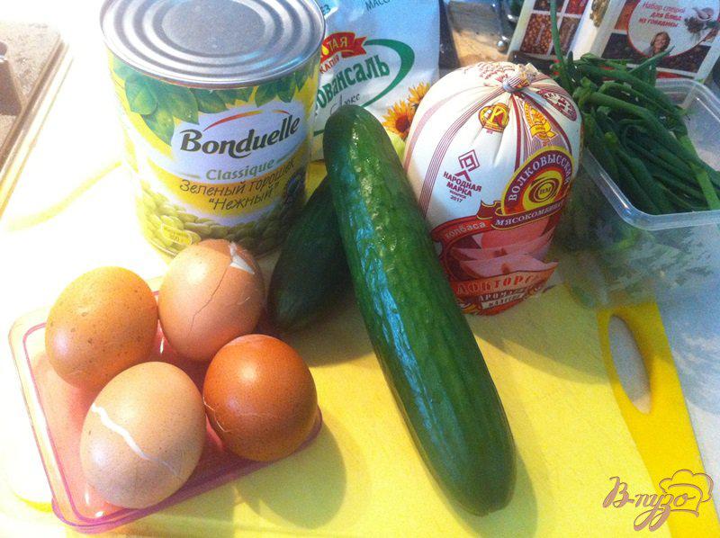 Фото приготовление рецепта: Салат овощной с колбасой и яйцом шаг №1