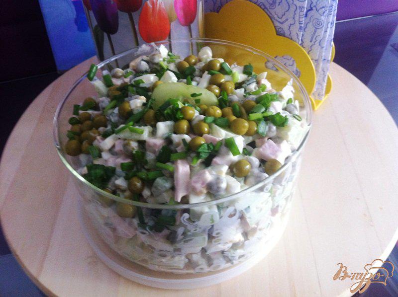 Фото приготовление рецепта: Салат овощной с колбасой и яйцом шаг №9