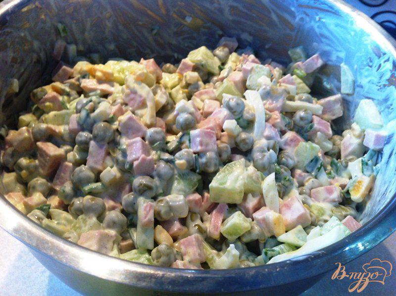 Фото приготовление рецепта: Салат овощной с колбасой и яйцом шаг №8