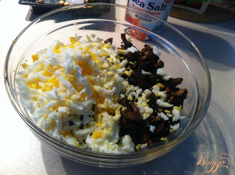 Фото приготовление рецепта: Пирожки из духовки с грибами и яйцом шаг №5