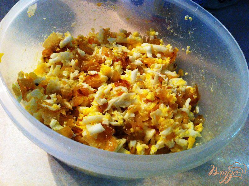 Фото приготовление рецепта: Пирожки из духовки с грибами и яйцом шаг №6