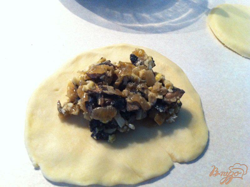 Фото приготовление рецепта: Пирожки из духовки с грибами и яйцом шаг №8