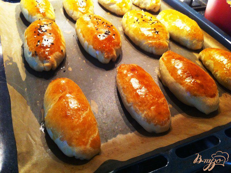 Фото приготовление рецепта: Пирожки из духовки с грибами и яйцом шаг №10