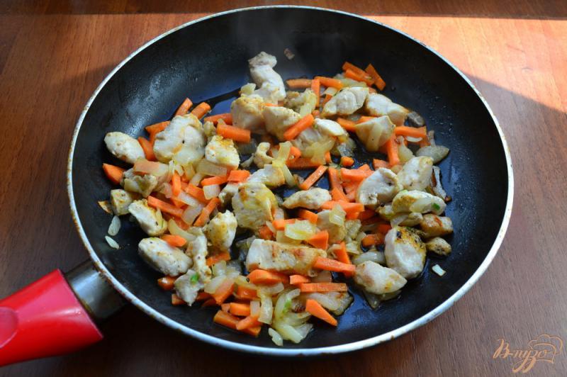 Фото приготовление рецепта: Картофель тушеный с курицей и грибами шаг №3