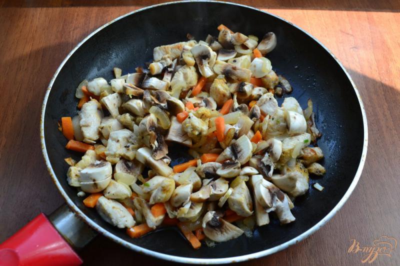 Фото приготовление рецепта: Картофель тушеный с курицей и грибами шаг №4