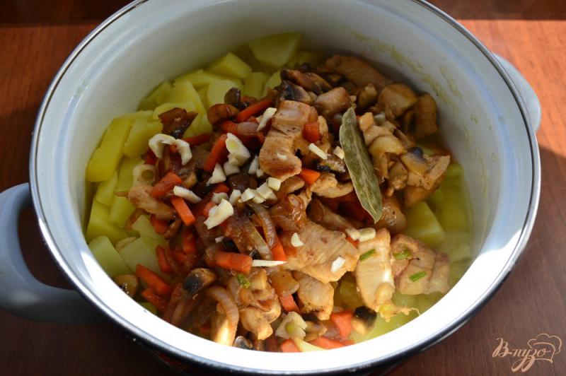 Фото приготовление рецепта: Картофель тушеный с курицей и грибами шаг №5