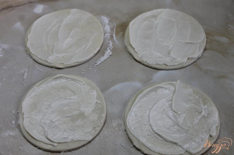 Фото приготовление рецепта: Пирожки из слоеного теста с зеленью и красной рыбой шаг №2
