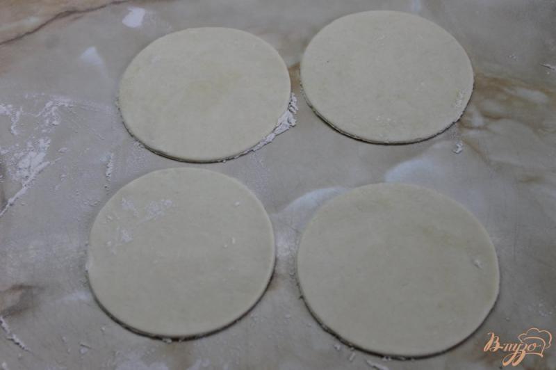 Фото приготовление рецепта: Пирожки из слоеного теста с зеленью и красной рыбой шаг №1