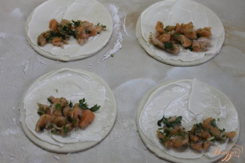 Фото приготовление рецепта: Пирожки из слоеного теста с зеленью и красной рыбой шаг №3