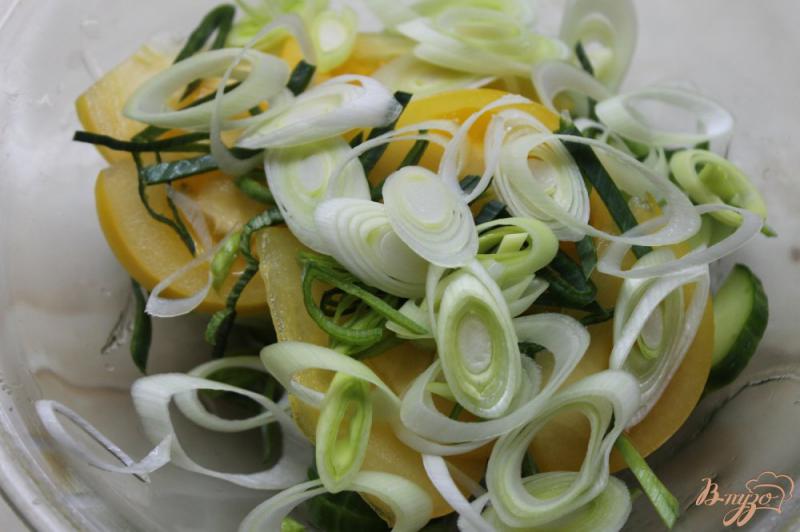 Фото приготовление рецепта: Овощной салат с пореем и пармезаном шаг №3