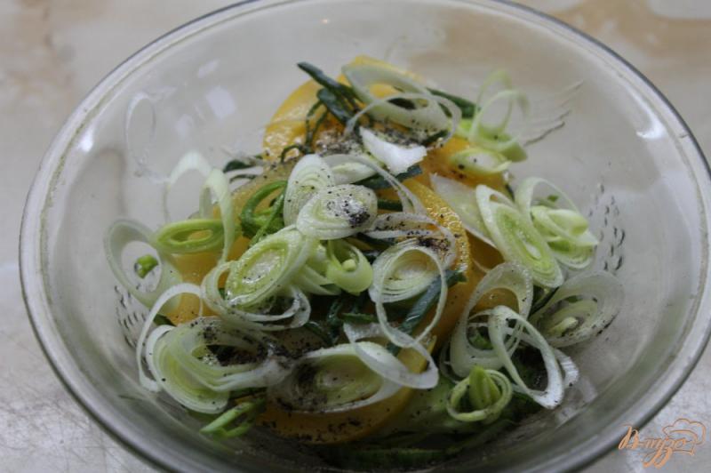 Фото приготовление рецепта: Овощной салат с пореем и пармезаном шаг №4