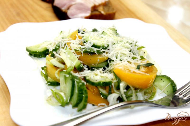 Фото приготовление рецепта: Овощной салат с пореем и пармезаном шаг №5