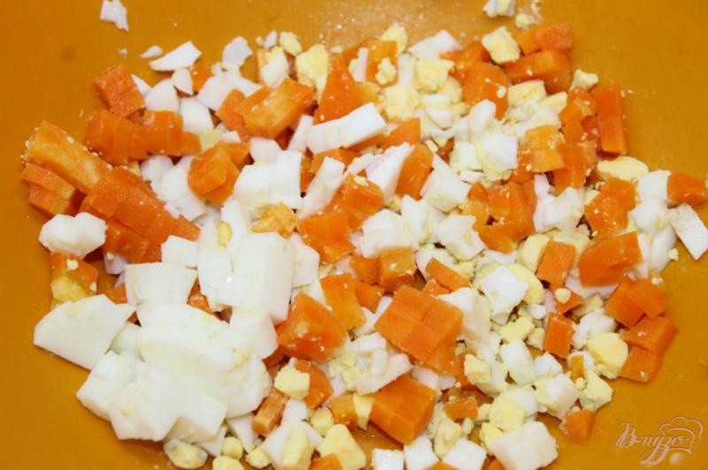 Фото приготовление рецепта: Салат из крабовых палочек с кукурузой и плавленным сыром шаг №1