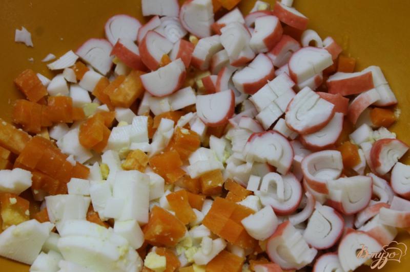 Фото приготовление рецепта: Салат из крабовых палочек с кукурузой и плавленным сыром шаг №2