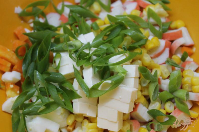 Фото приготовление рецепта: Салат из крабовых палочек с кукурузой и плавленным сыром шаг №5