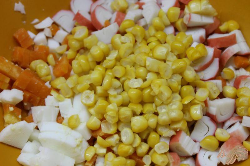 Фото приготовление рецепта: Салат из крабовых палочек с кукурузой и плавленным сыром шаг №3