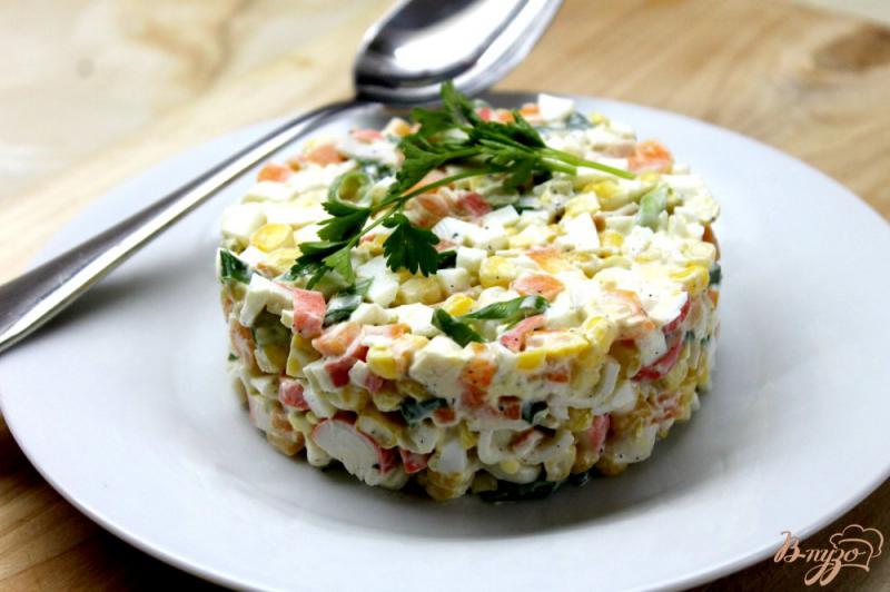 Фото приготовление рецепта: Салат из крабовых палочек с кукурузой и плавленным сыром шаг №7