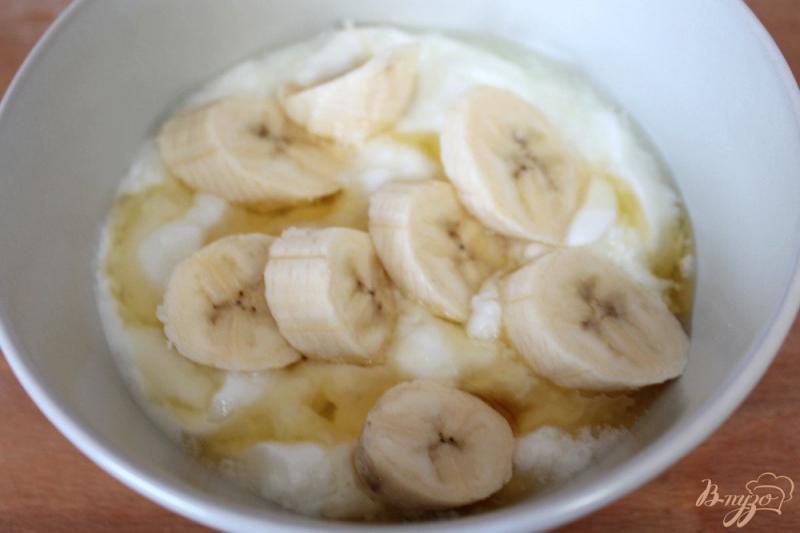 Фото приготовление рецепта: Коктейль на основе йогурта, с бананом, киви и виски шаг №2