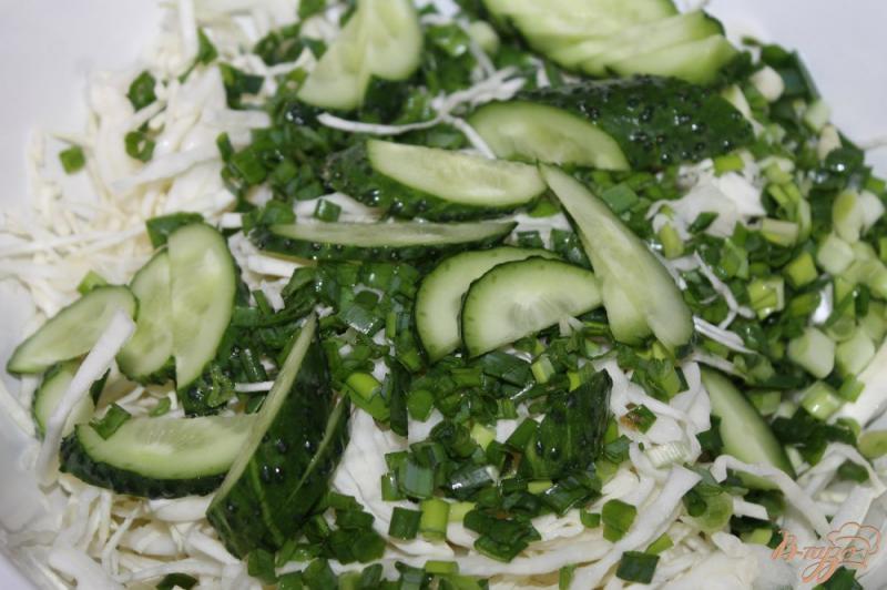 Фото приготовление рецепта: Капустный салат с сосисками, овощами и сыром шаг №2