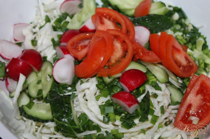 Фото приготовление рецепта: Капустный салат с сосисками, овощами и сыром шаг №3