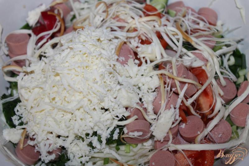Фото приготовление рецепта: Капустный салат с сосисками, овощами и сыром шаг №4
