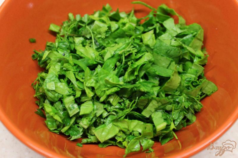 Фото приготовление рецепта: Салат с вялеными оливками и сыром шаг №2