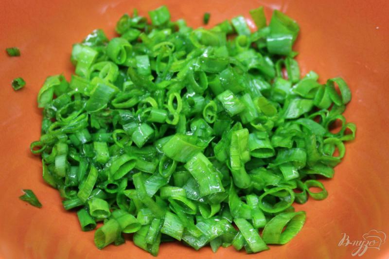 Фото приготовление рецепта: Салат с вялеными оливками и сыром шаг №1