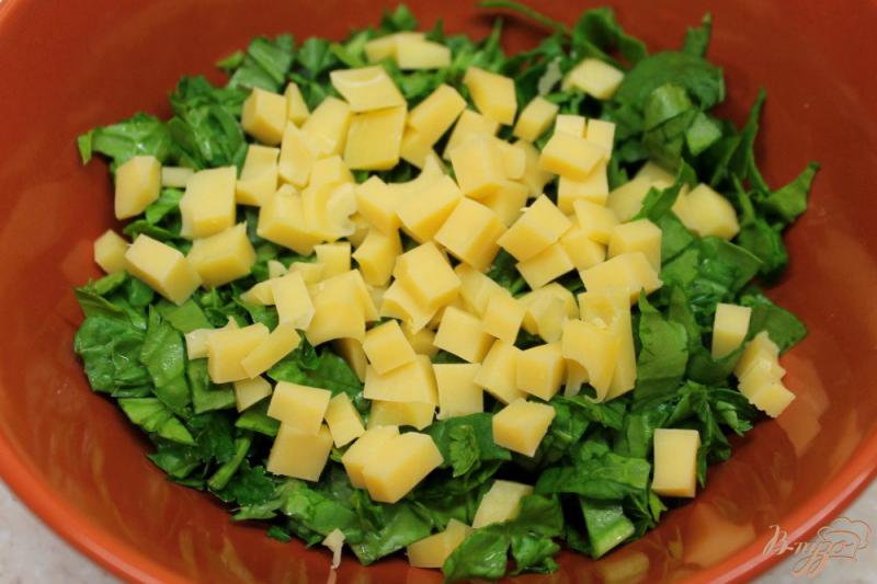 Фото приготовление рецепта: Салат с вялеными оливками и сыром шаг №3