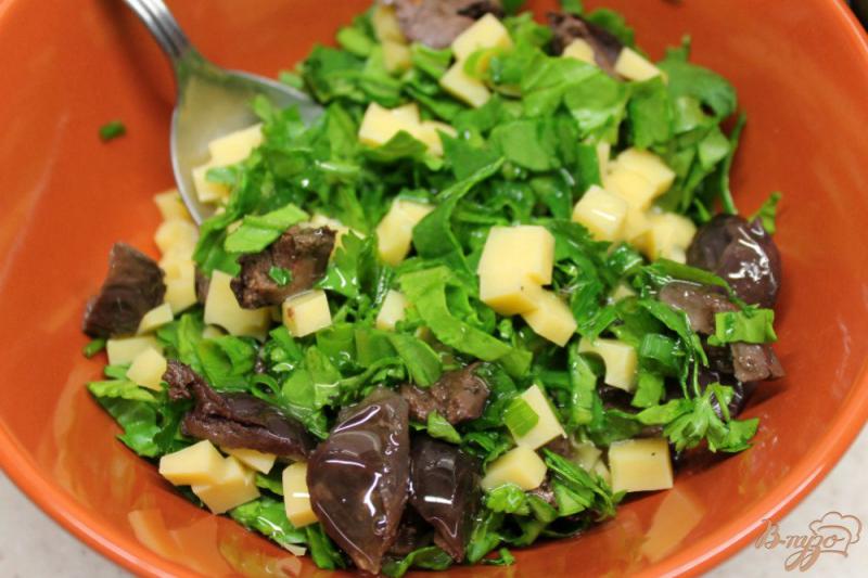 Фото приготовление рецепта: Салат с вялеными оливками и сыром шаг №5