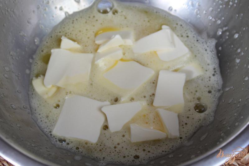 Фото приготовление рецепта: Простой домашний тортик со сгущенным молоком шаг №2