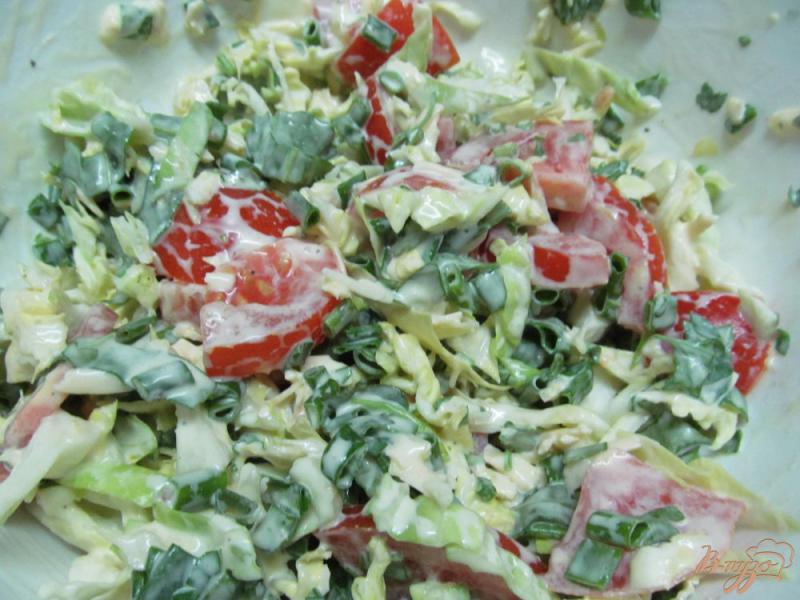 Фото приготовление рецепта: Овощной салат под соусом из кефира шаг №6