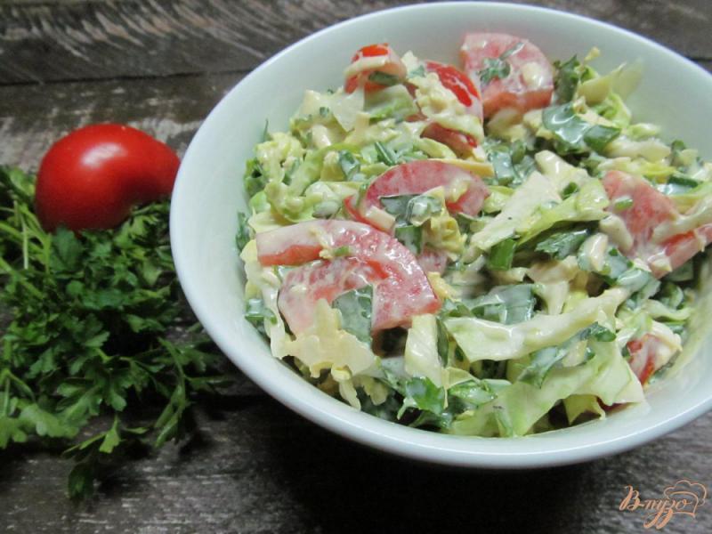 Фото приготовление рецепта: Овощной салат под соусом из кефира шаг №7