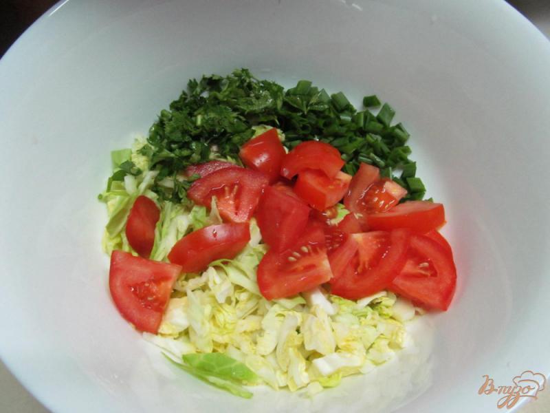 Фото приготовление рецепта: Овощной салат под соусом из кефира шаг №5