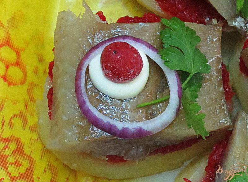 Фото приготовление рецепта: Картофельные бутерброды со свеклой и сельдью шаг №6
