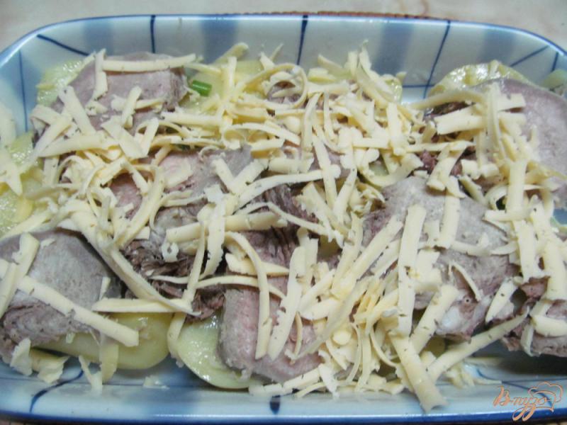 Фото приготовление рецепта: Запеченный картофель с вареным языком шаг №3