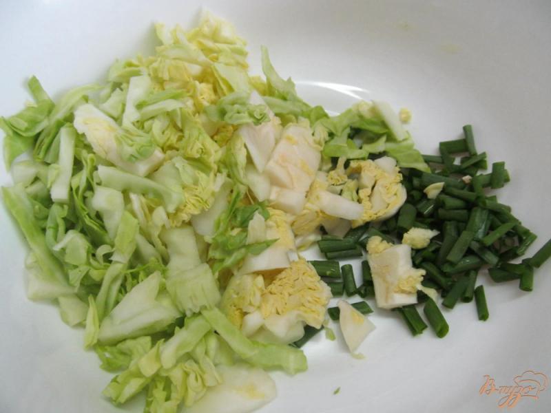 Фото приготовление рецепта: Капустный салат с редисом шаг №4