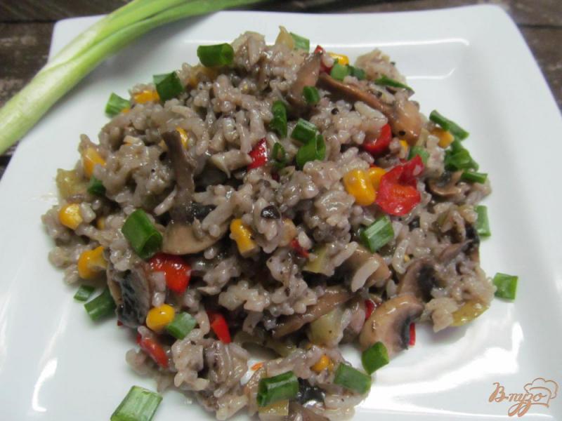 Фото приготовление рецепта: Рис с грибами и кукурузой шаг №6