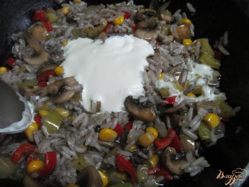Фото приготовление рецепта: Рис с грибами и кукурузой шаг №5