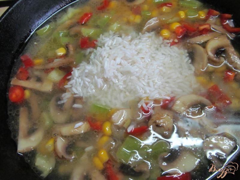Фото приготовление рецепта: Рис с грибами и кукурузой шаг №4